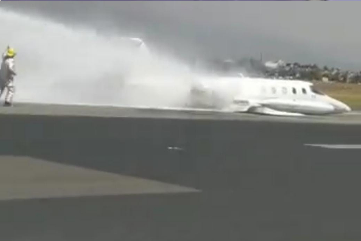 A través de redes sociales se difunde un video en el que se puede ver cómo la avioneta perdió el tren de aterrizaje y quedó recostada sobre la pista de aterrizaje A través de redes sociales se difunde un video en el que se puede ver cómo la avioneta perdió el tren de aterrizaje y quedó recostada sobre la pista de aterrizaje