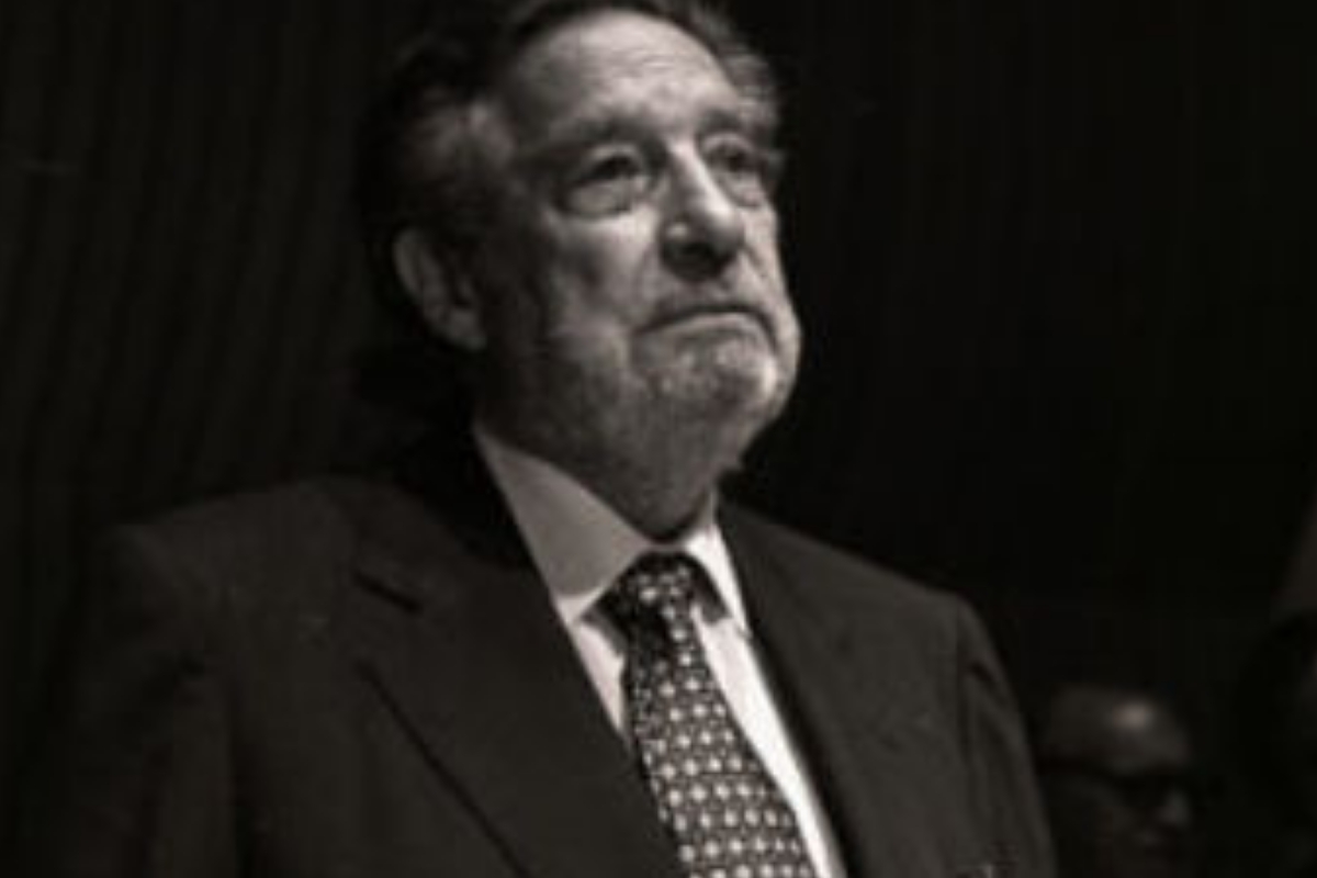Su poesía, está marcada por la experimentación, a veces con toques neomodernistas, existencialistas y hasta surrealistas