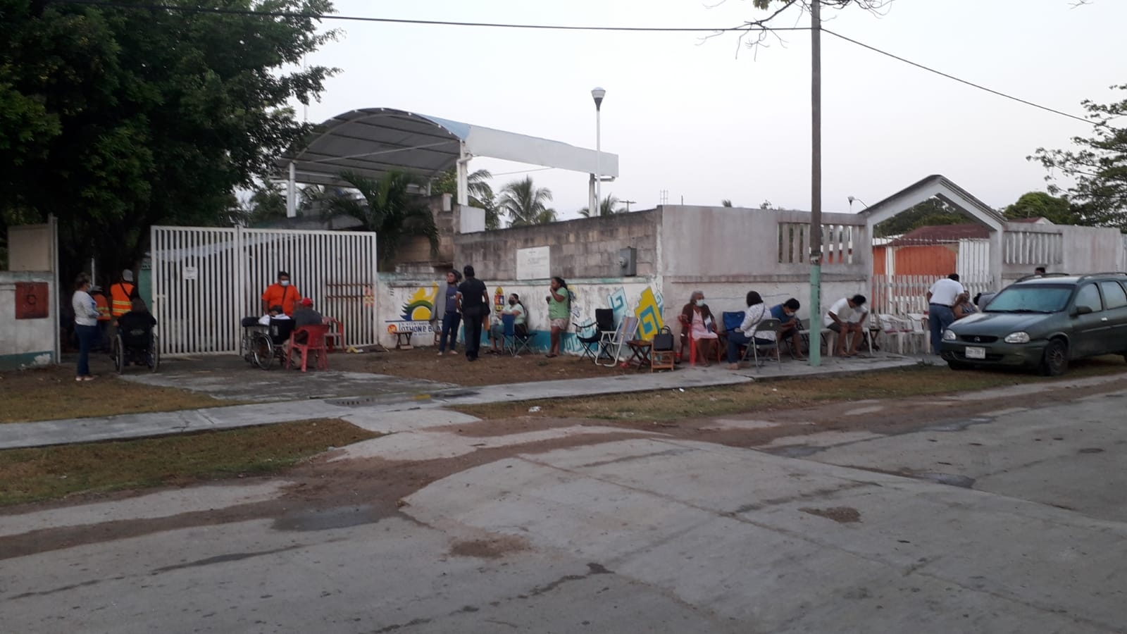 Los abuelitos esperan recibir su segunda dosis en Calderitas Los abuelitos esperan recibir su segunda dosis en Calderitas