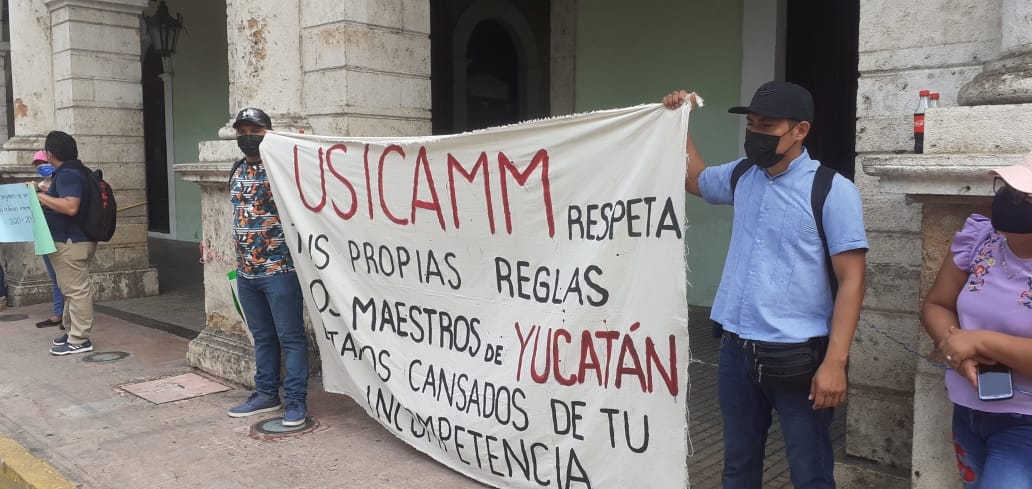 "Nosotros tenemos años esperando nuestra plaza, no se vale lo que hacen", señalaron los manifestantes "Nosotros tenemos años esperando nuestra plaza, no se vale lo que hacen", señalaron los manifestantes