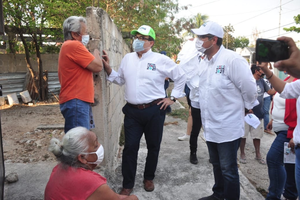 El político mexicano egresado de la Universidad Autónoma de Yucatán fue presidente del Comité Directivo Estatal del PRI en 1996, mientras que en 1998 ocupó el cargo de Oficial Mayor del Estado de Yucatán