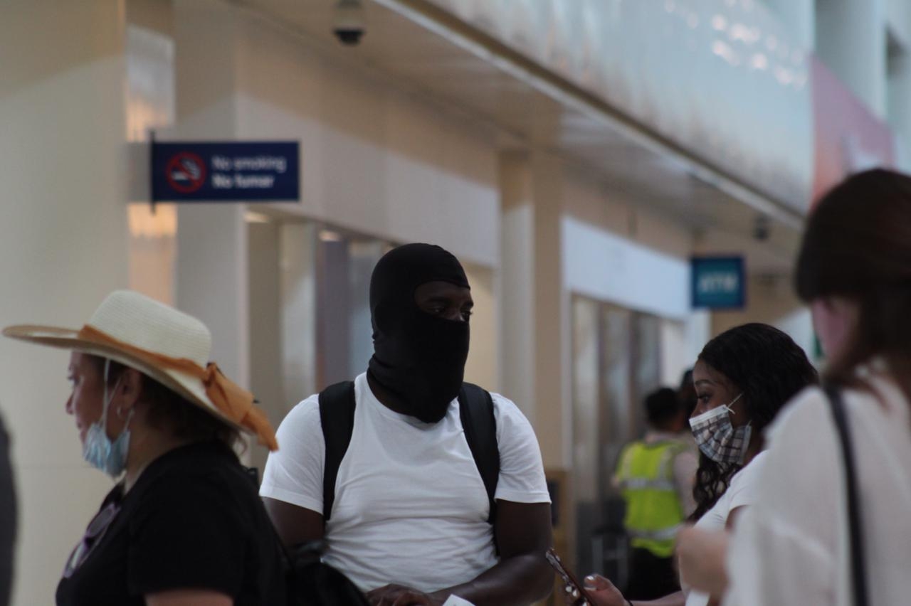 El turista puso 'en jaque' a los guardias de seguridad del aeropuerto