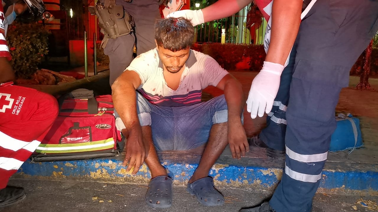 Los uniformados al verlo con el rostro bañado en sangre dieron parte a la base policial para pedir el arribo de una ambulancia Los uniformados al verlo con el rostro bañado en sangre dieron parte a la base policial para pedir el arribo de una ambulancia