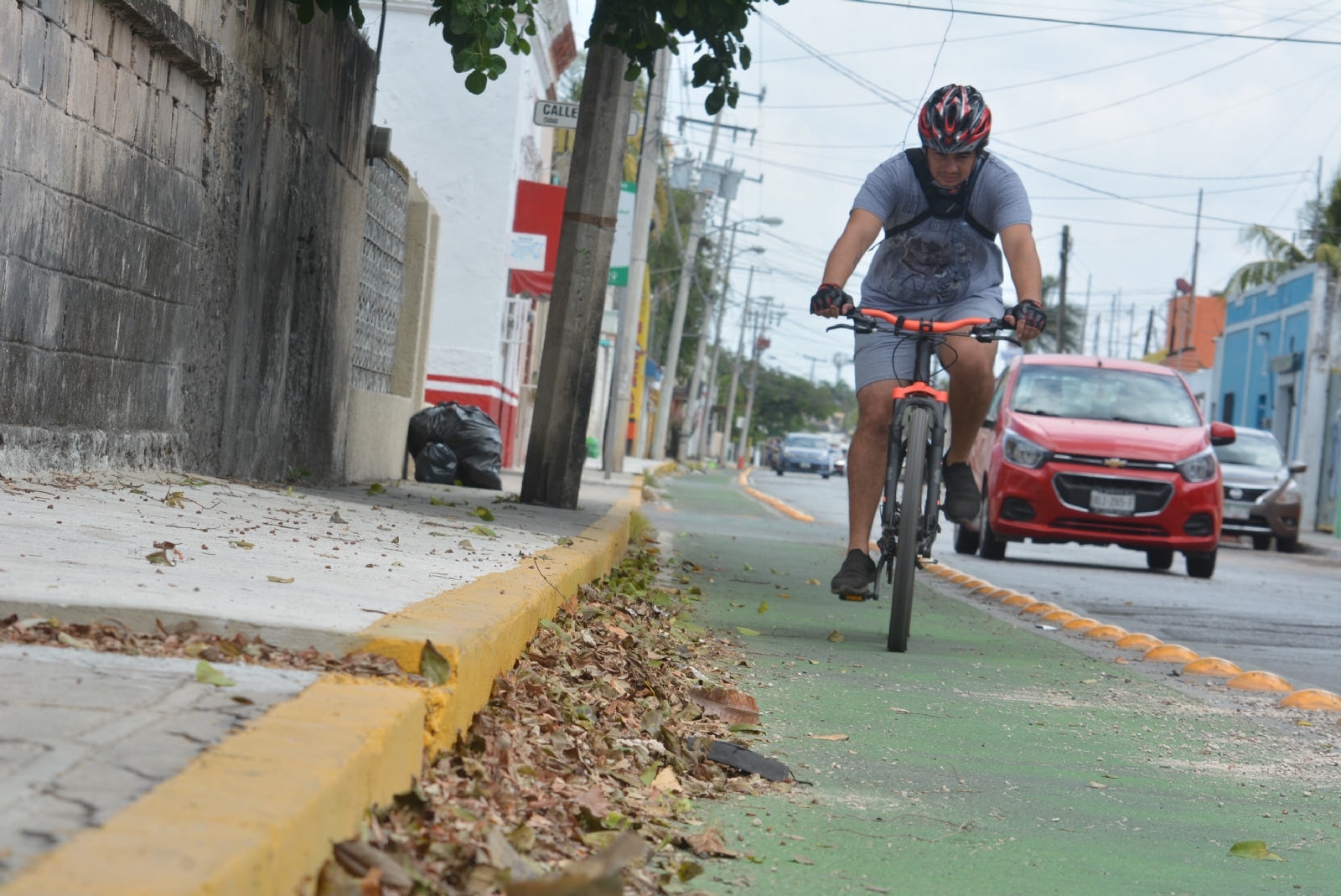 La basura y otro tipo de desechos en las calles se vuelven un obstáculo para los conductores; además, es bastante notoria la falta de presencia policial