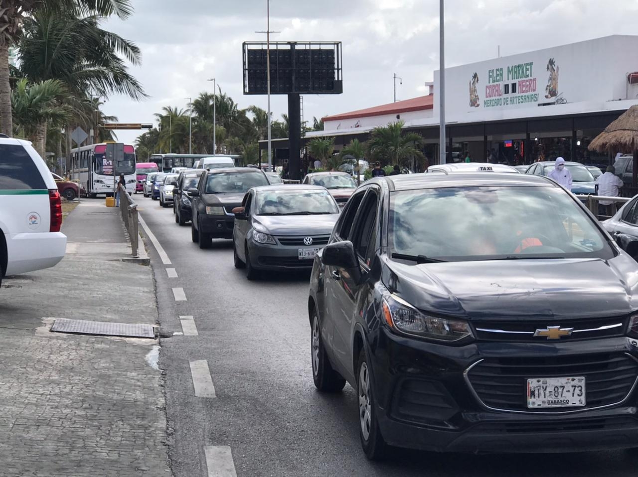 Los carriles de salida del Boulevard Kukulcán hacia la zona centro de la ciudad presentan circulación lenta