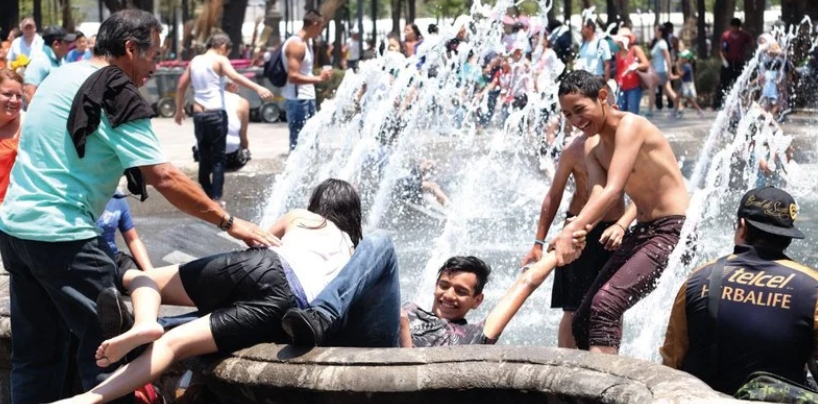 Gente en fuentes públicas de la CDMX