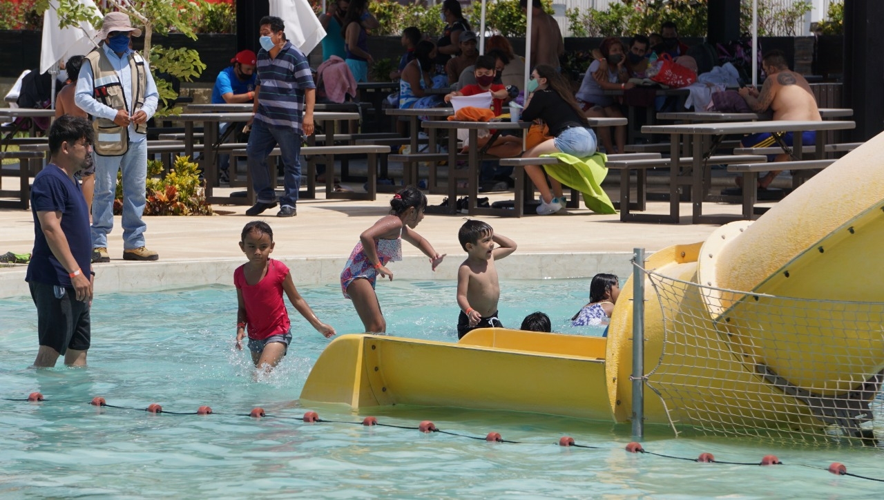 Familias disfrutan del Parque Acuático Familias disfrutan del Parque Acuático