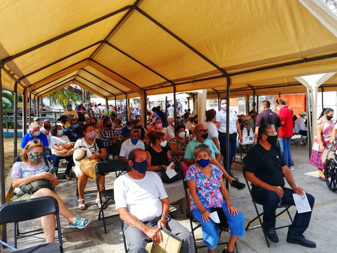 Los adultos mayores esperaban el refuerzo de su vacuna