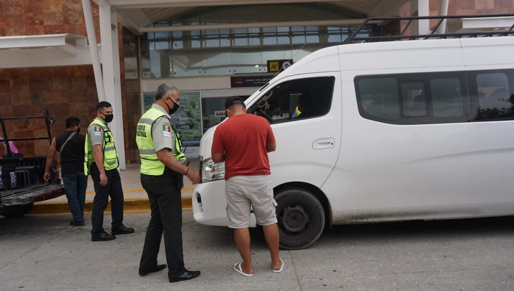 Elementos de seguridad de la terminal informaron que el impuesto se cobra a todo tipo de vehículo turístico, de trabajo y comercial