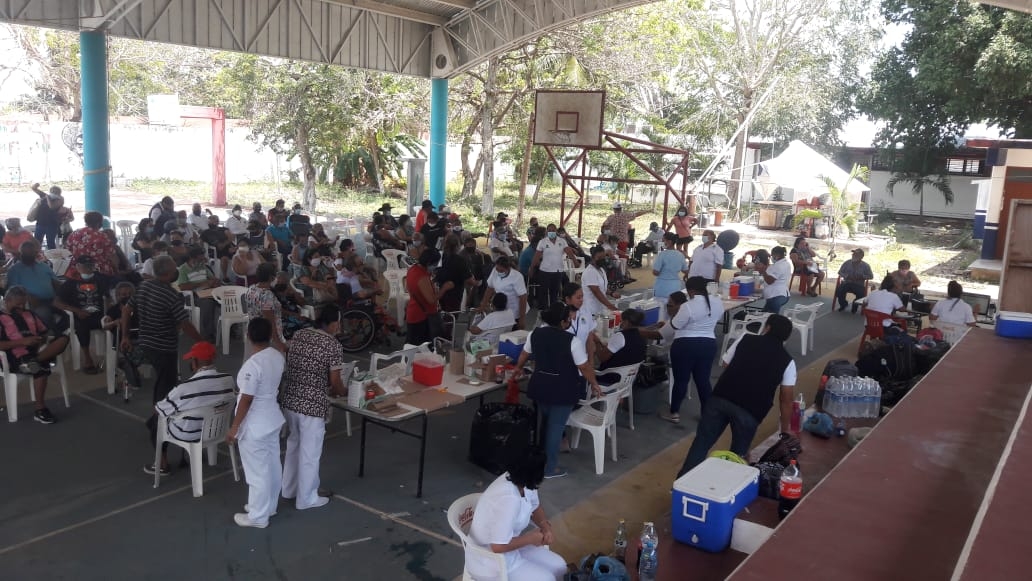 A diferencia del día de ayer en donde imperó la mala organización, hoy la vacunación se dio de manera ordenada y sin incidentes