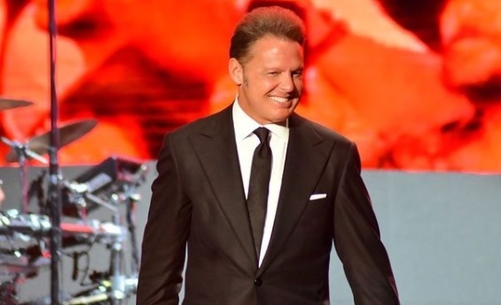 La canción de "La Puerta" fue incluida en el álbum "Romance" de Luis Miguel en 1991 La canción de "La Puerta" fue incluida en el álbum "Romance" de Luis Miguel en 1991