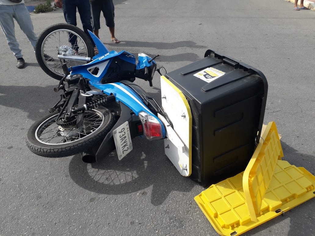 La motocicleta quedo tirada en el asfalto La motocicleta quedo tirada en el asfalto