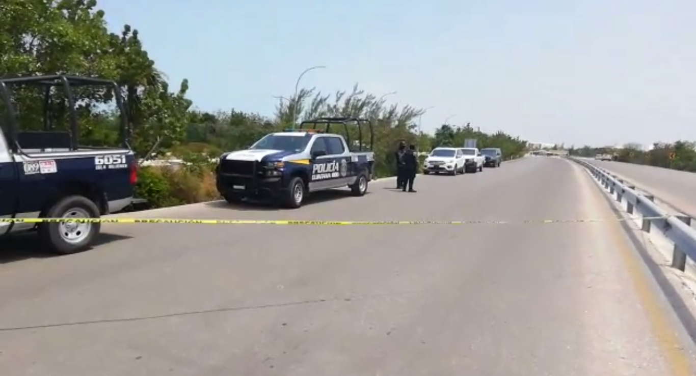 Policías acudieron al lugar del hallazgo del cuerpo, para cordonar la zona y permitir el acceso de Servicios Periciales de la FGE Q.Roo Policías acudieron al lugar del hallazgo del cuerpo, para cordonar la zona y permitir el acceso de Servicios Periciales de la FGE Q.Roo