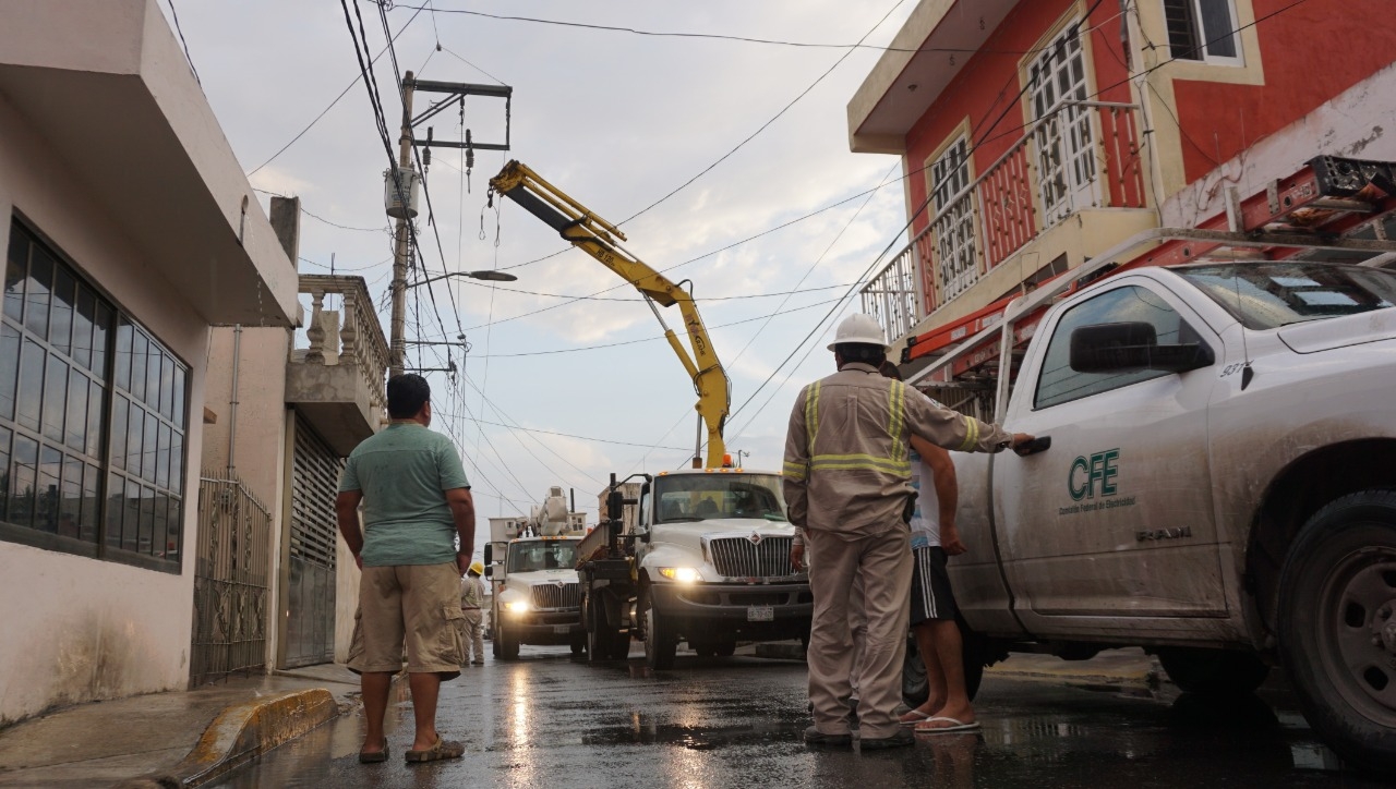 Personal de CFE reparó un transformador dañado