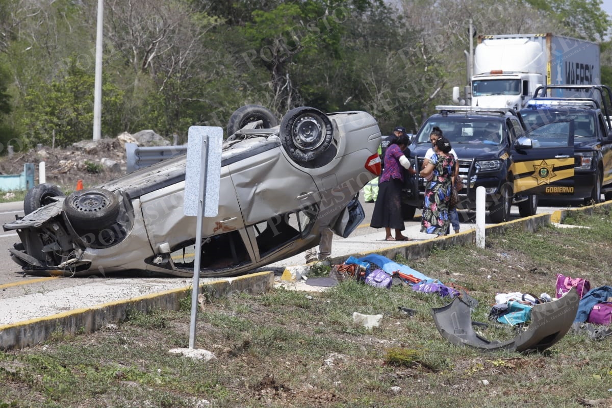 Mujer muere tras salir proyectada de un automóvil sobre la carretera Mérida-Campeche