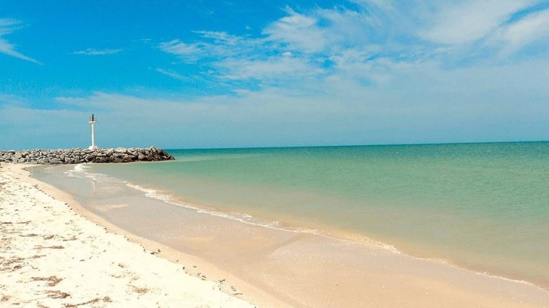 Chuburna se caracteriza por sus aguas tranquilas y por tener accesos en donde poca gente aprovecha para disfrutar de su costa Chuburna se caracteriza por sus aguas tranquilas y por tener accesos en donde poca gente aprovecha para disfrutar de su costa