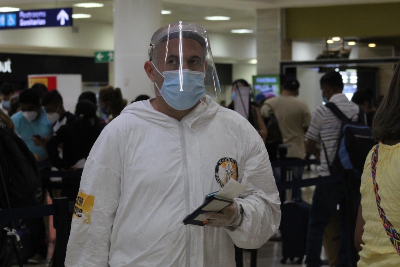 Ernesto quien viene procedente del centro del país, utiliza una protección completa mediante un traje hecho a su medida