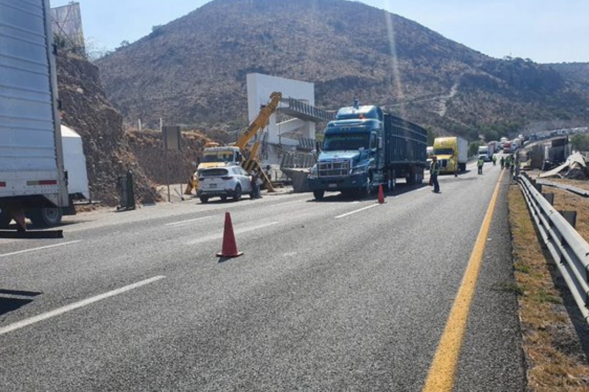 El accidente provocó filas kilométricas de tráileres, autobuses y vehículos particulares, que quedaron varados