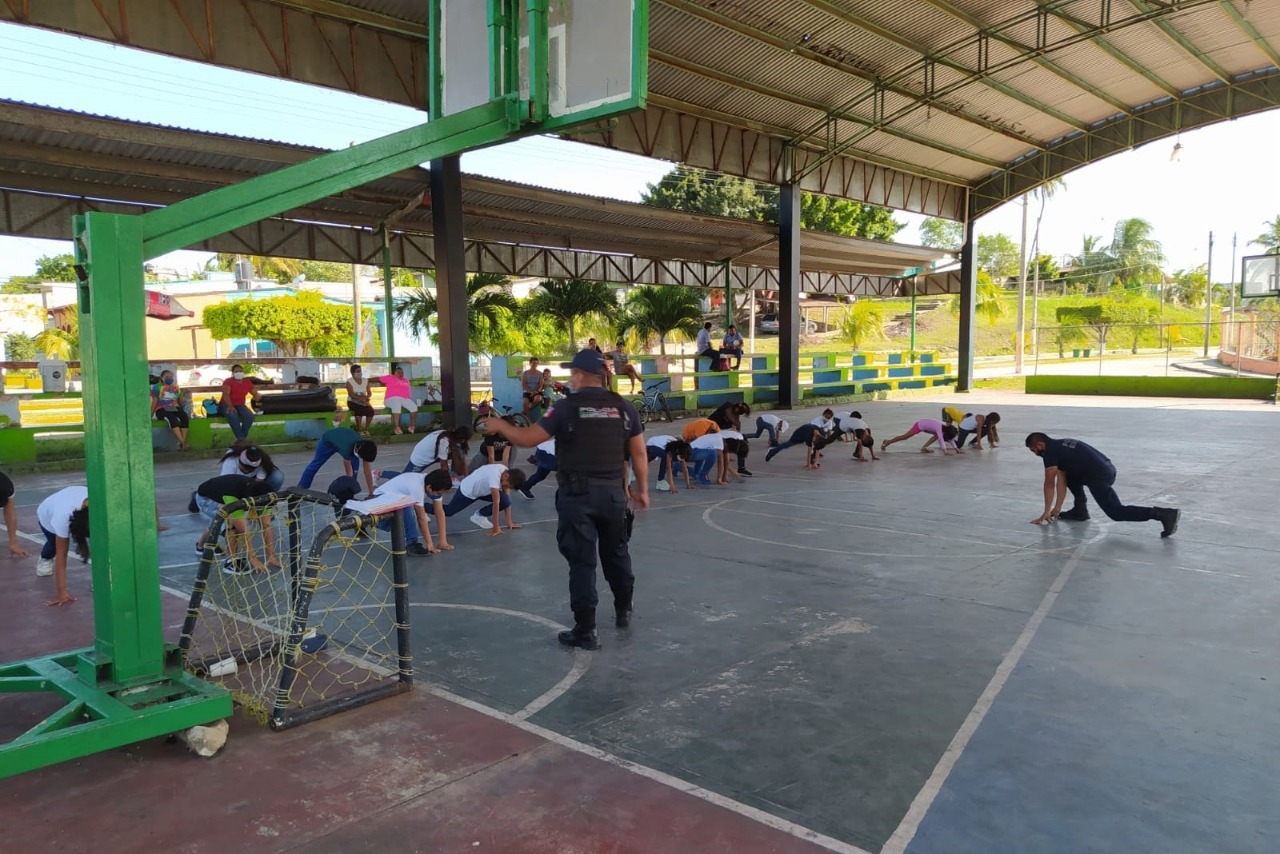 un grupo de 40 niños y jóvenes son instruidos en defensa personal y vigilancia del perímetro de sus hogares un grupo de 40 niños y jóvenes son instruidos en defensa personal y vigilancia del perímetro de sus hogares