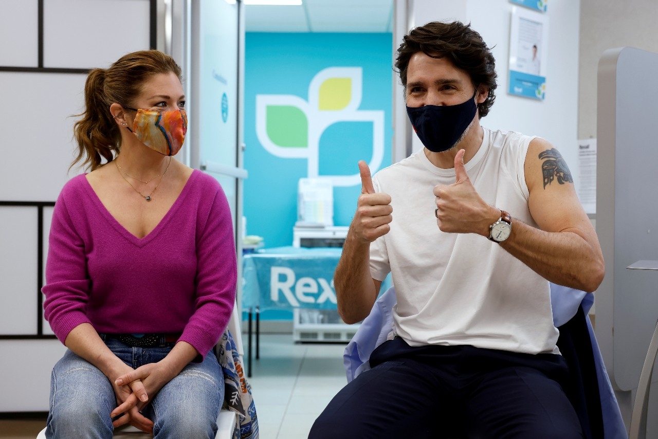 Justin Trudeau y su esposa reciben la primera dosis de la vacuna AstraZeneca