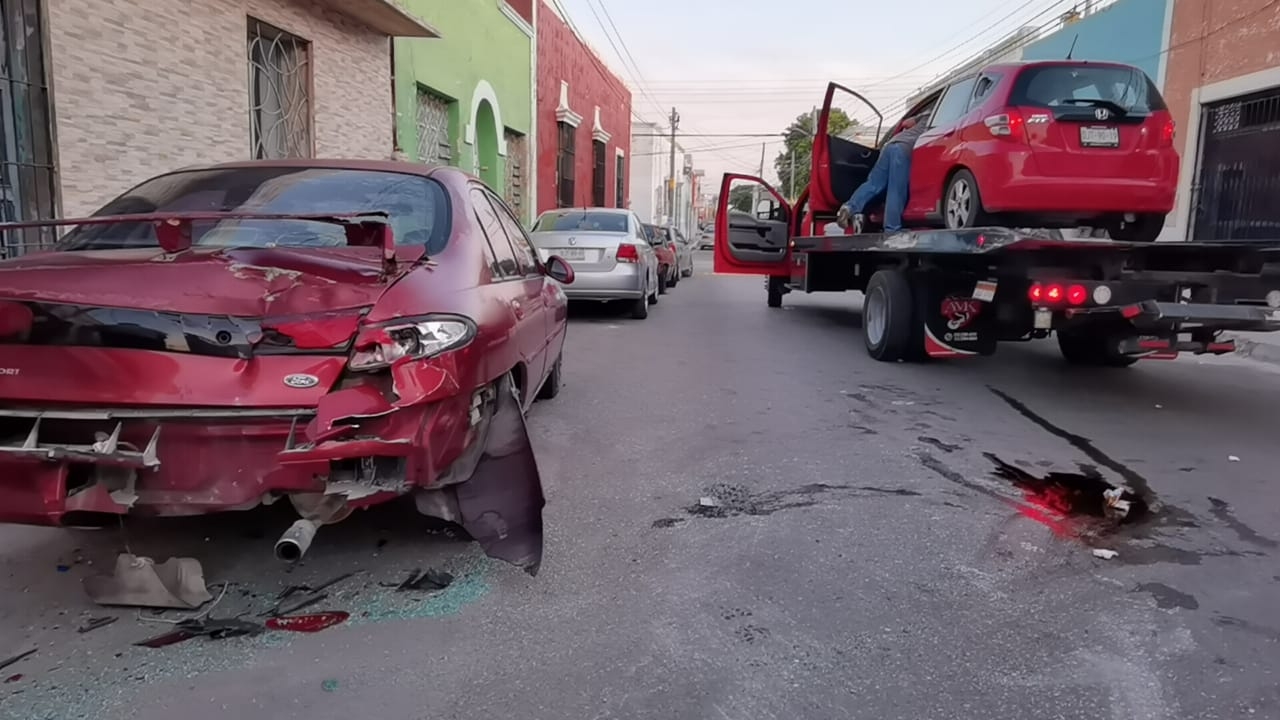 El automovilista dormitó y chocó con dos vehículos, lo que ocasionó la movilización de agentes policiacos El automovilista dormitó y chocó con dos vehículos, lo que ocasionó la movilización de agentes policiacos