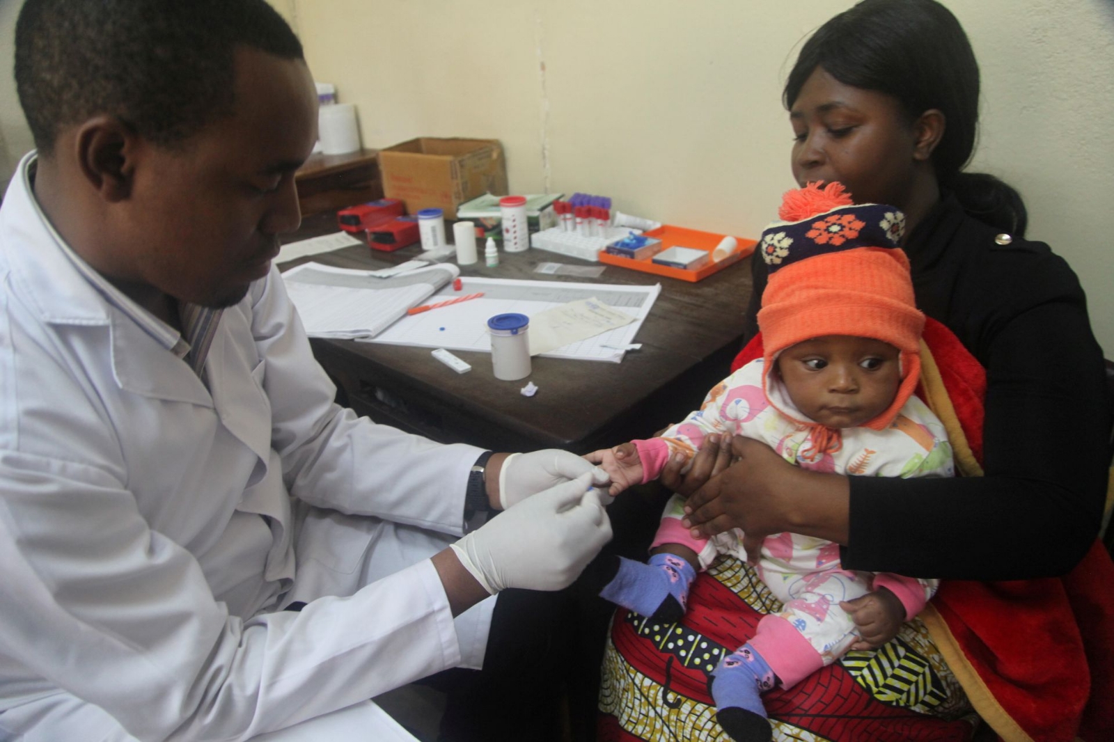 Médico africano atiende a bebé Médico africano atiende a bebé