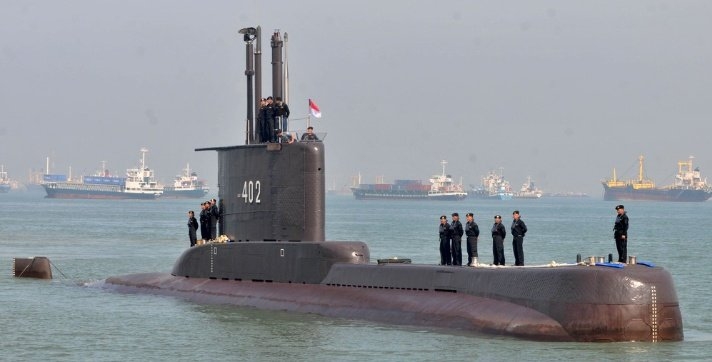 La búsqueda del “KRI Nanggala 402”, con 40 años, inició desde el pasado miércoles con la participación de cientos de militares y una veintena de barcos. La búsqueda del “KRI Nanggala 402”, con 40 años, inició desde el pasado miércoles con la participación de cientos de militares y una veintena de barcos.