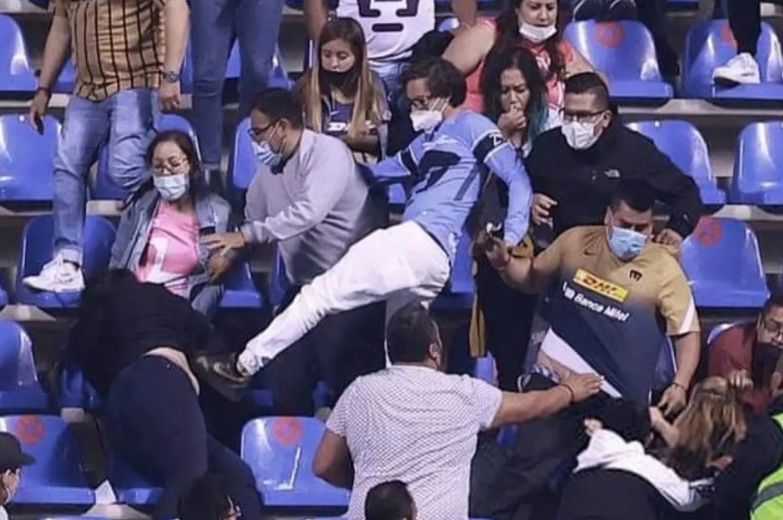 Hombre patea a una mujer en el Estadio Cuauhtémoc