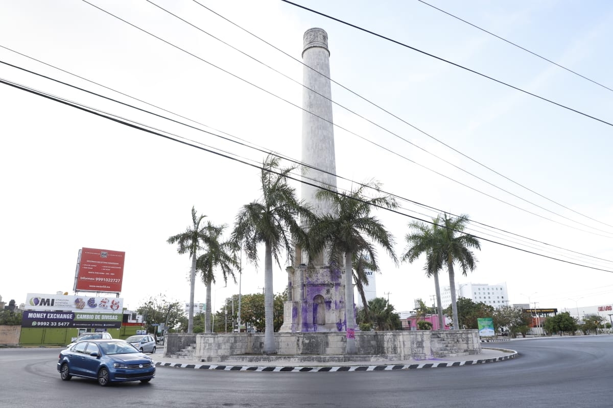 Mujeres le arrojaron pintura morada al monumento Mujeres le arrojaron pintura morada al monumento