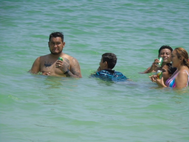 Los visitantes se encuentran realizando juegos o degustando platillos en alguno de los múltiples establecimientos del área Los visitantes se encuentran realizando juegos o degustando platillos en alguno de los múltiples establecimientos del área