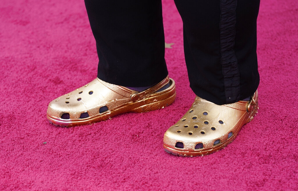 Questlove sorprendió al llegar a la alfombra roja vistiendo unos crocs  dorados