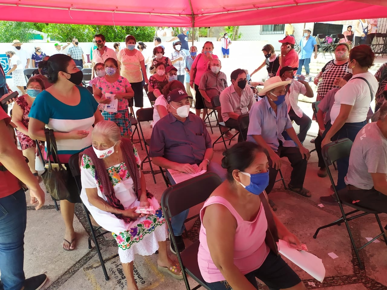 Los abuelitos acudieron a aplicarse la segunda dosis de la vacuna contra el COVID-19 Los abuelitos acudieron a aplicarse la segunda dosis de la vacuna contra el COVID-19
