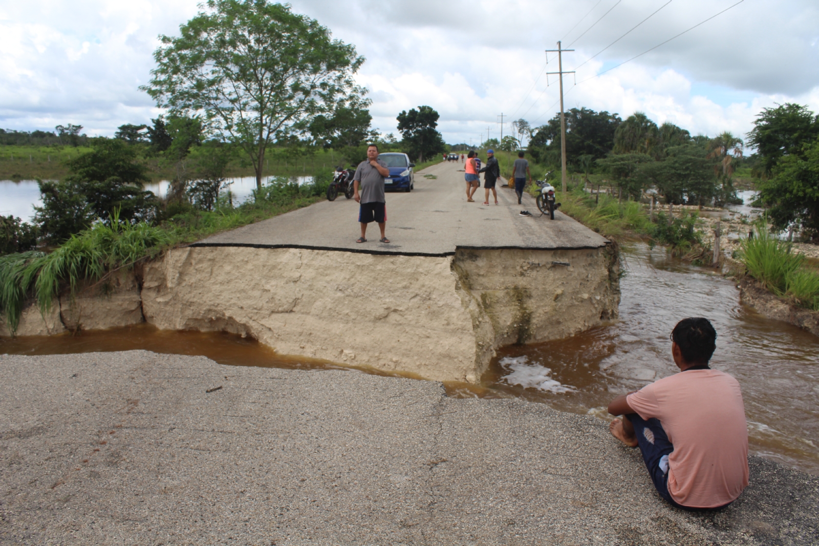El tramos se destruyó por la fuerza de la corriente de agua El tramos se destruyó por la fuerza de la corriente de agua