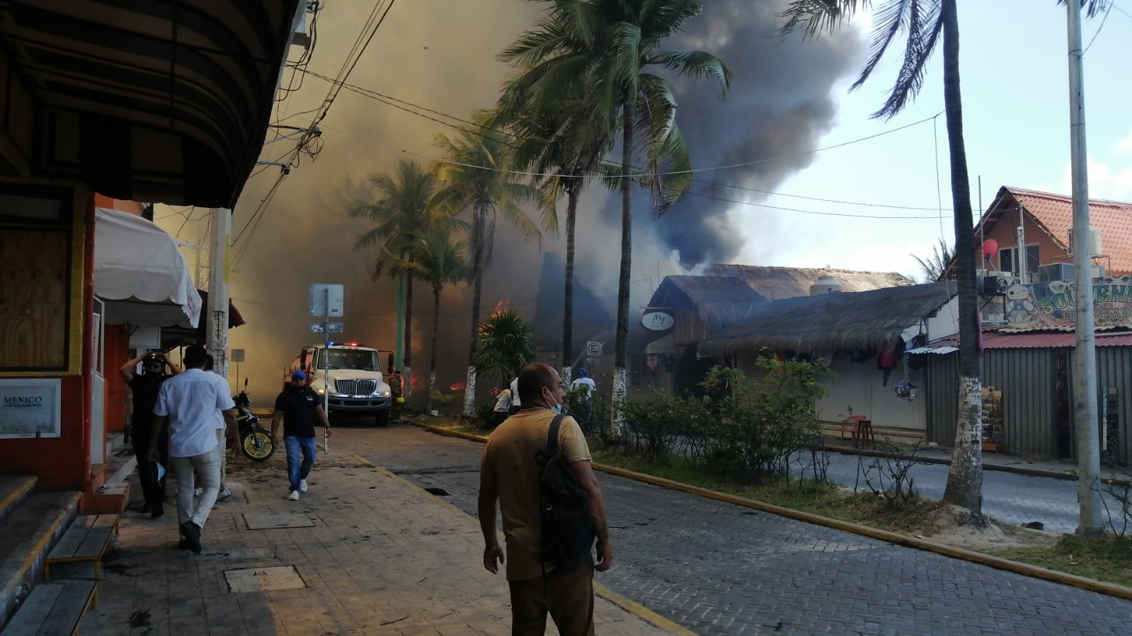 El siniestro comenzó en la palapa Mocambo hasta llegar a la palapa Miramar