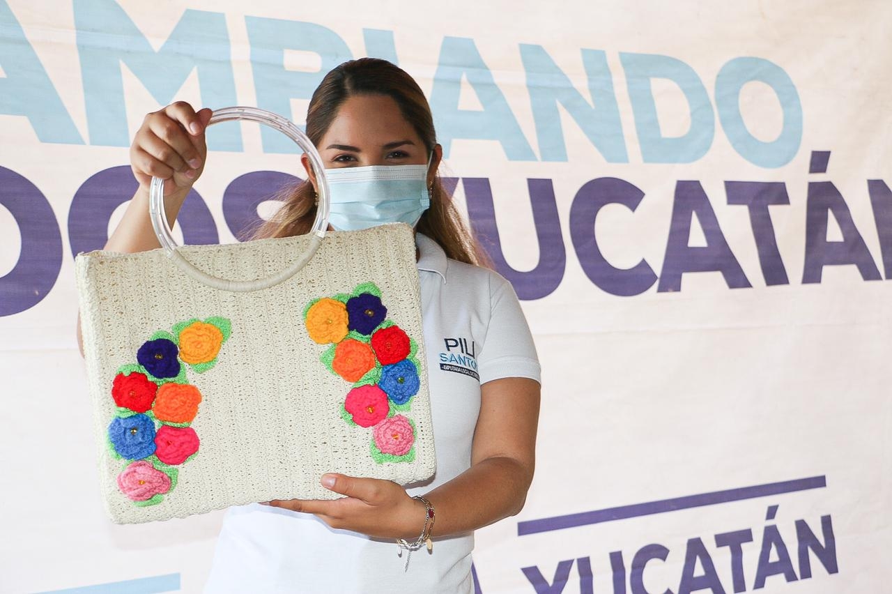 Pili Santos en su visita a Tixcocob, la señora Rosa Poot Ciau, quien se dedica a la confección y bordados de bolsas, expresó el apoyo a la candidata