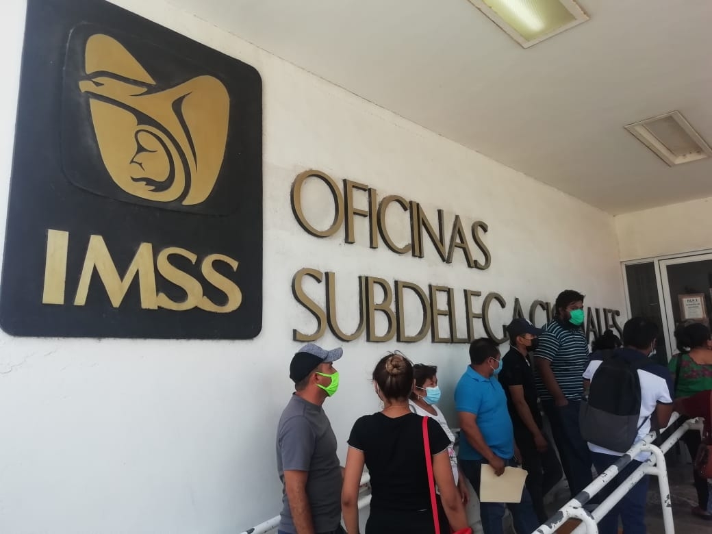 Se manifiestan empleados del IMSS en Campeche