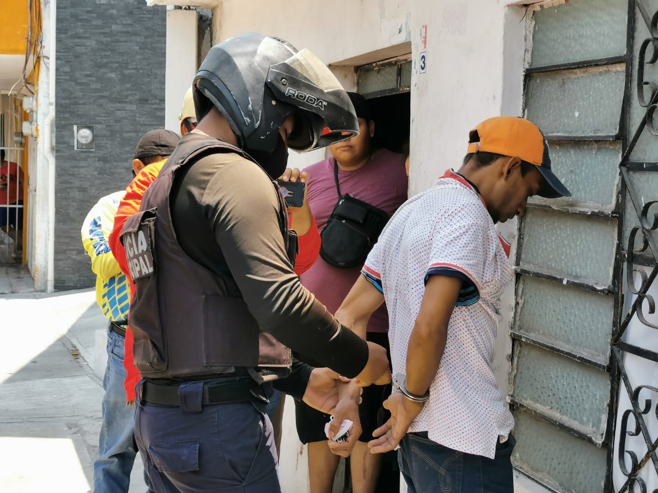 Vecinos solicitaron la intervención de los elementos Policía Municipal de Carmen Vecinos solicitaron la intervención de los elementos Policía Municipal de Carmen