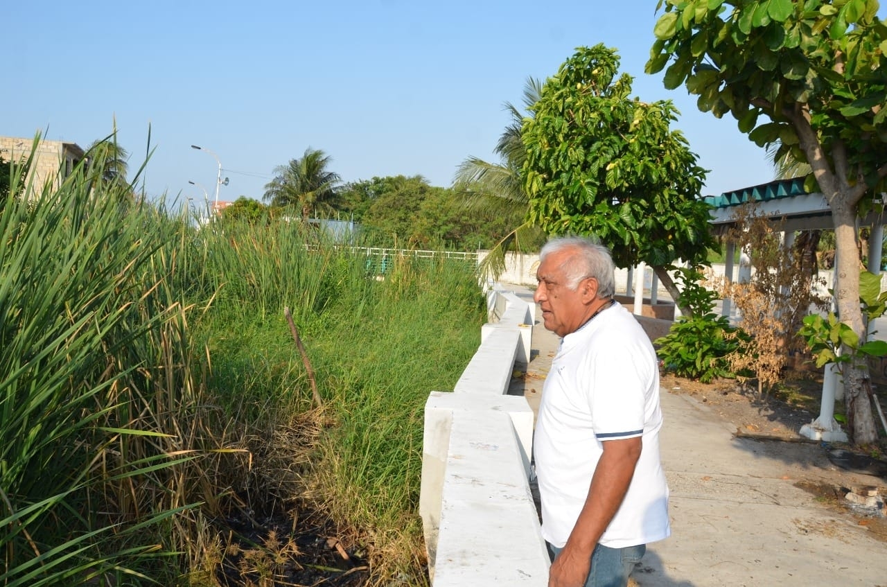 Vecinos piden que se limpie la Caleta de la colonia Tierra y Libertad, ya que representa un peligro