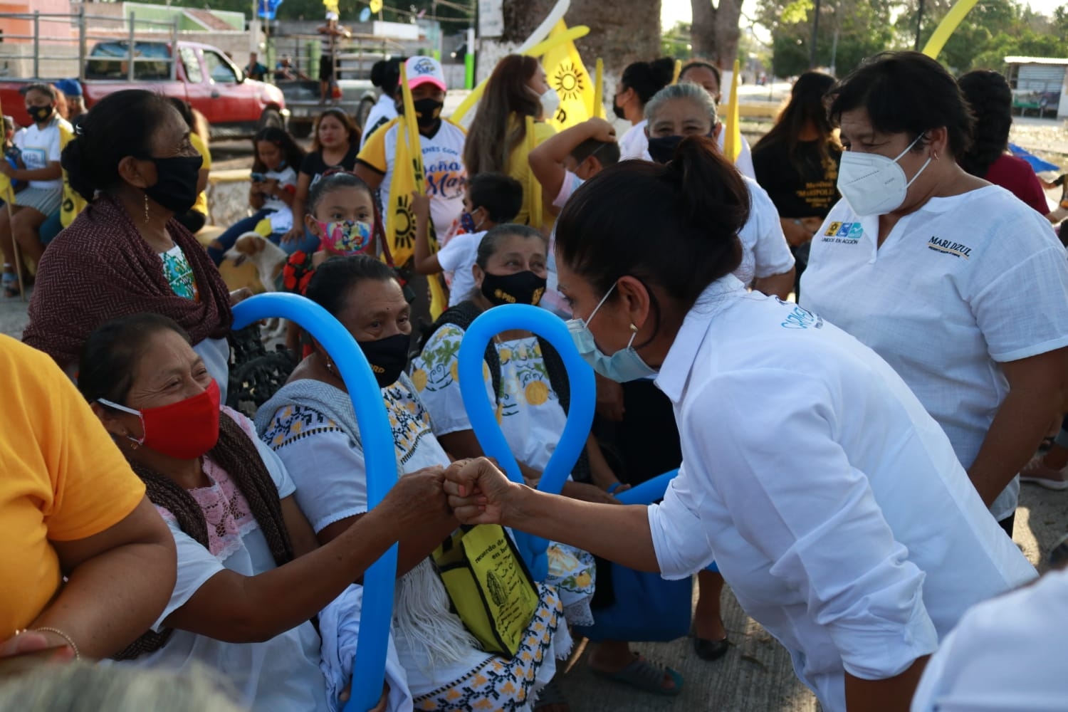 Carmen Ordaz en su visita por Samahil, Hoctún y Tahmek, escuchó a las mujeres y hombres