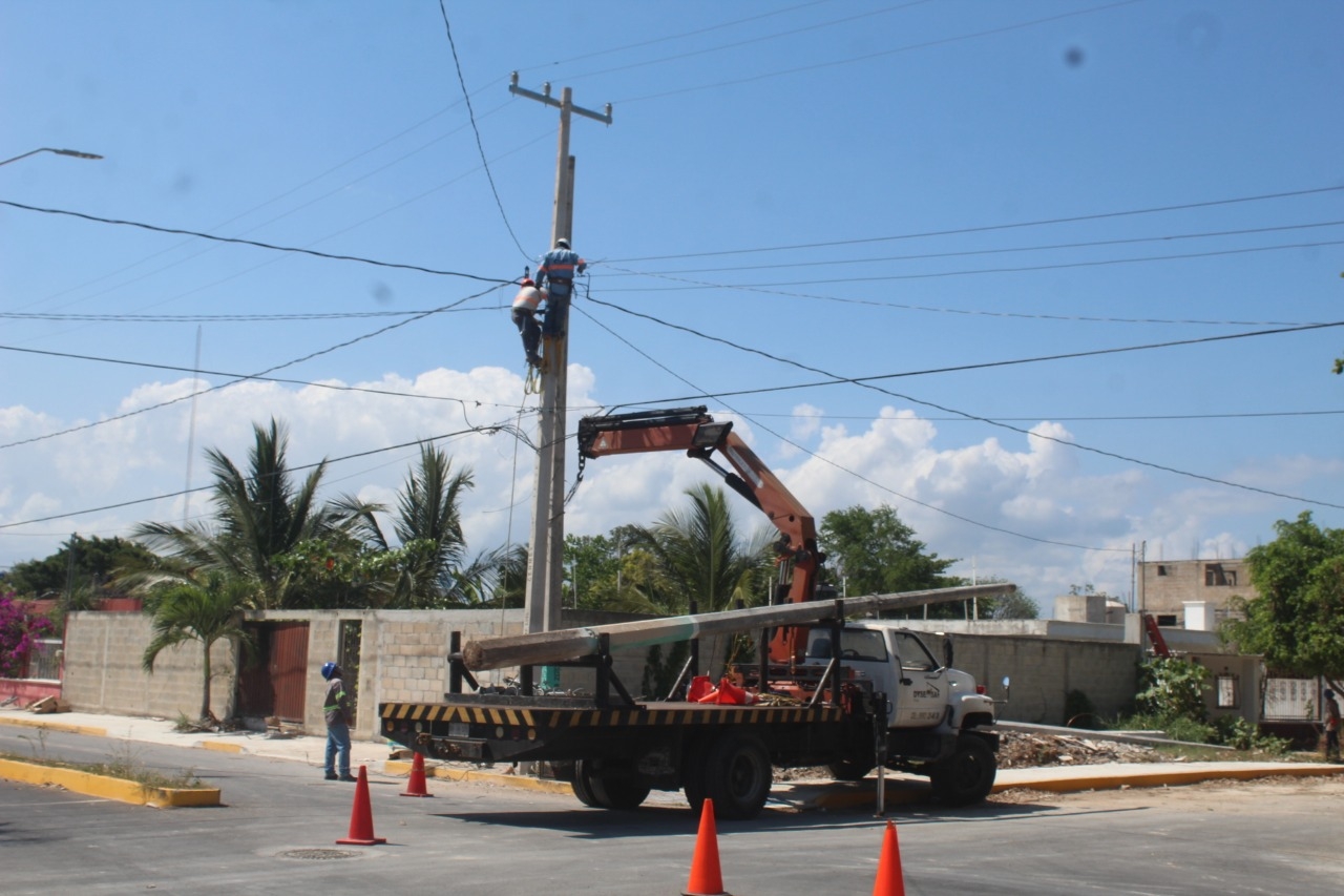 Los trabajos de la empresa DYSEMSA, de Mérida, consisten en cambios de poste, cableado, conductores, e instalación de transformadores