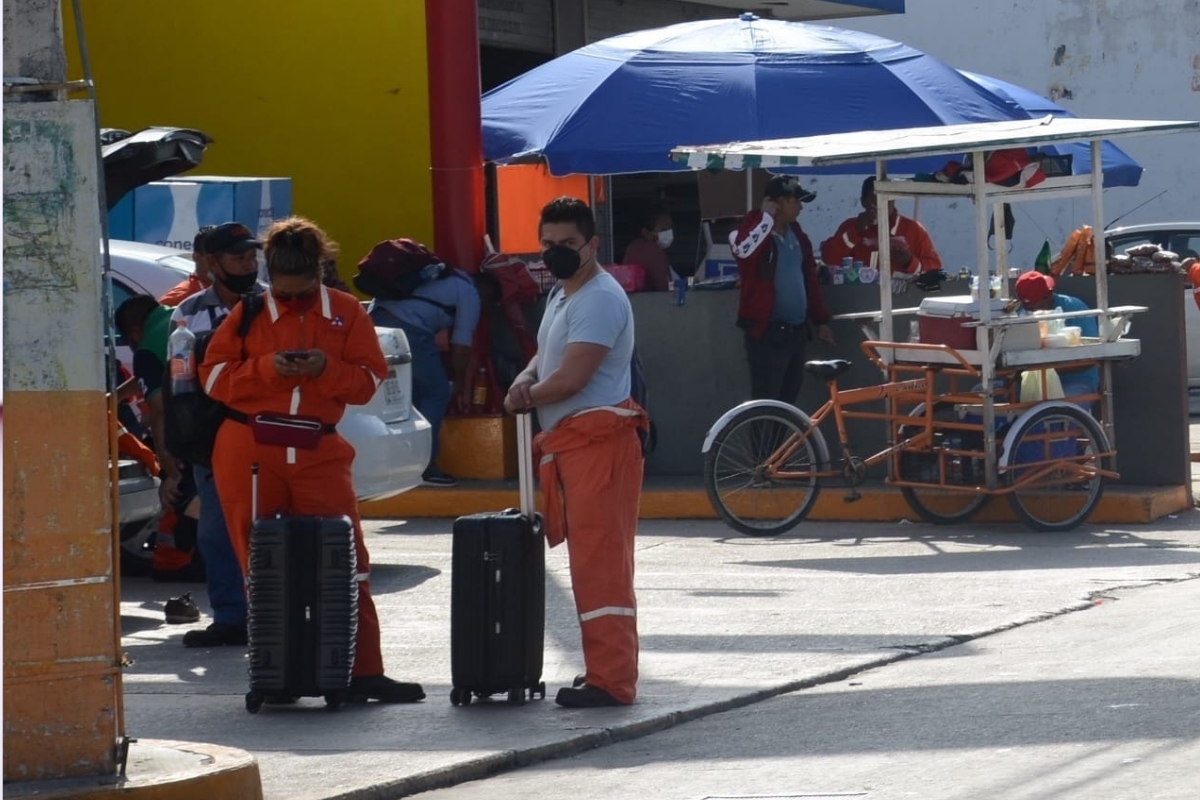 Actualmente sólo las grandes compañías tienen contrato con la petrolera, sin embargo, esas traen a su personal de fuera y de confianza Actualmente sólo las grandes compañías tienen contrato con la petrolera, sin embargo, esas traen a su personal de fuera y de confianza