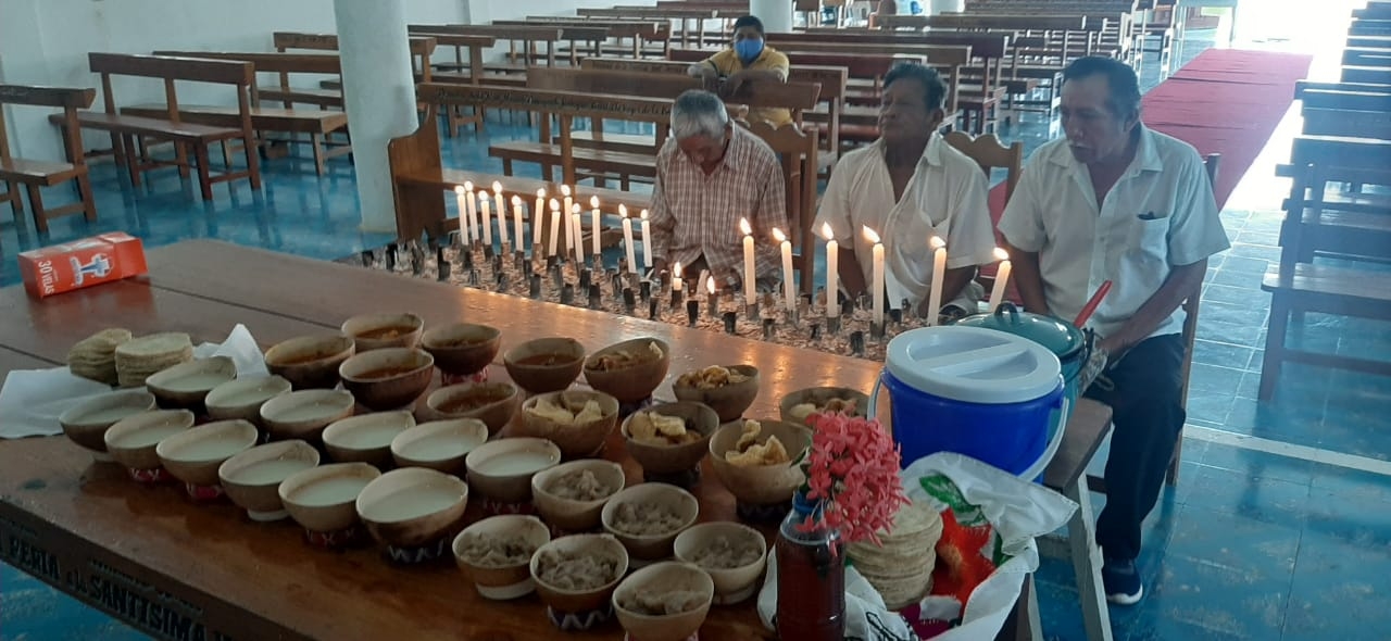 Habitantes y miembros del supremo maya celebran a la Santa Cruz en Lázaro Cárdenas