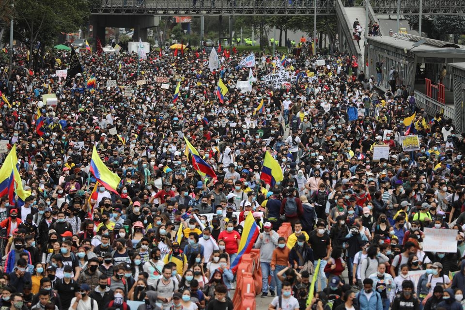 Miles de personas se manifiestan contra la reforma tributaria