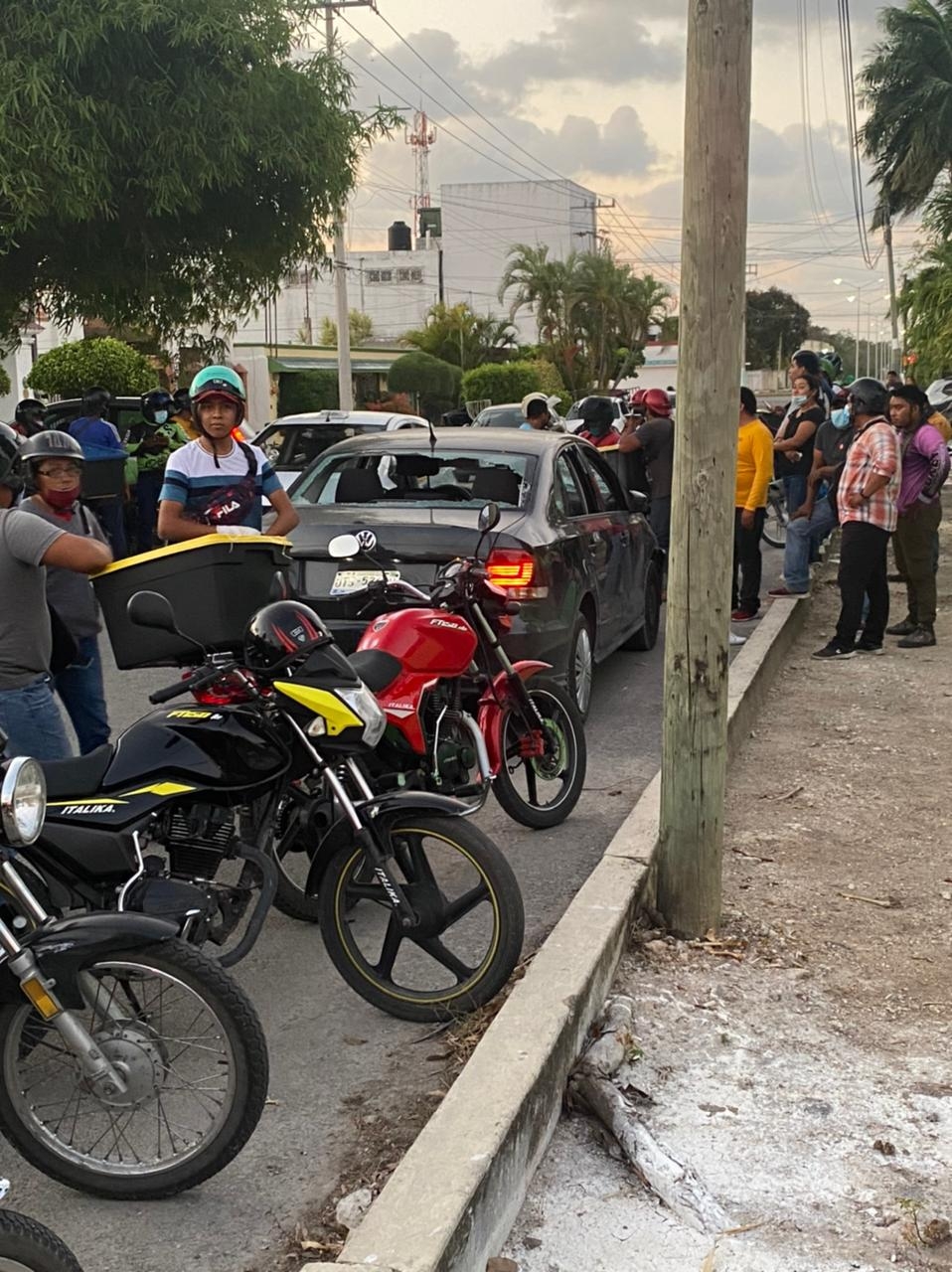 Los repartidores bajaron al conductor, lo golpearon y dañaron la unidad Los repartidores bajaron al conductor, lo golpearon y dañaron la unidad