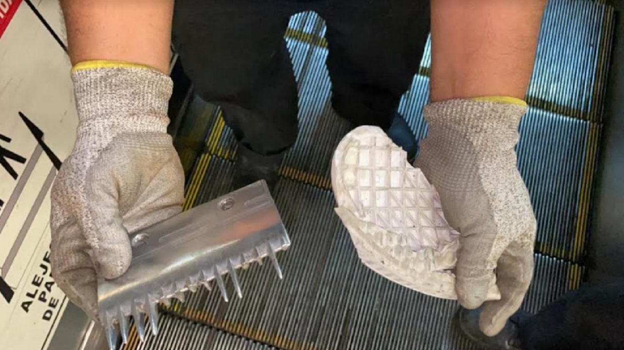 Una chancla de plástico detuvo el funcionamiento de una escalera en el metro Una chancla de plástico detuvo el funcionamiento de una escalera en el metro
