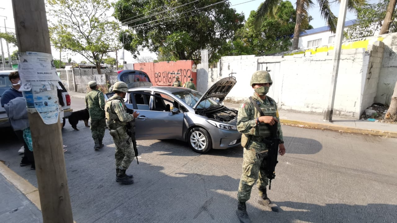 A bordo del auto iban dos mujeres y un hombre quienes se encuentran en el lugar en espera A bordo del auto iban dos mujeres y un hombre quienes se encuentran en el lugar en espera