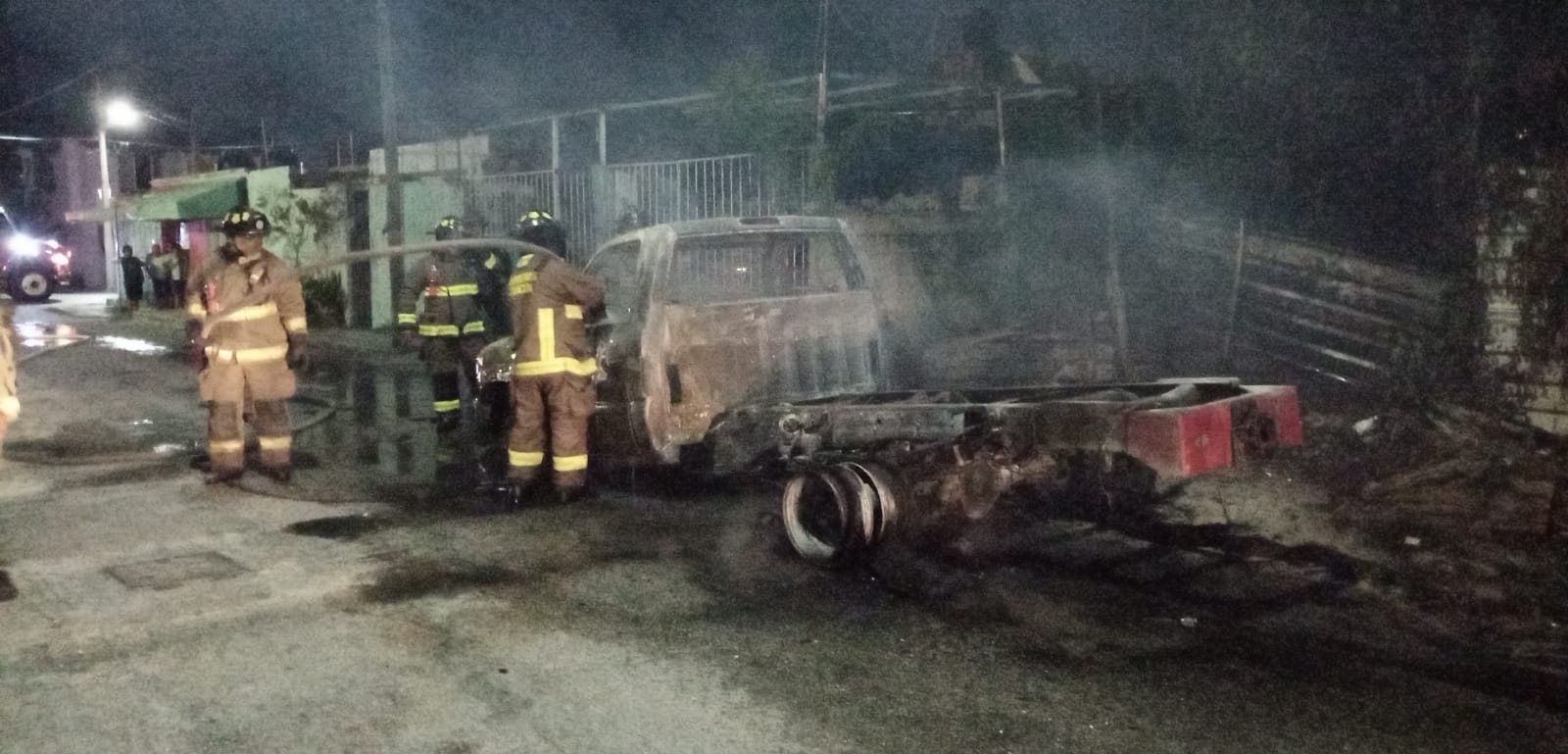 El incendio dejó como saldo la pérdida total del vehículo