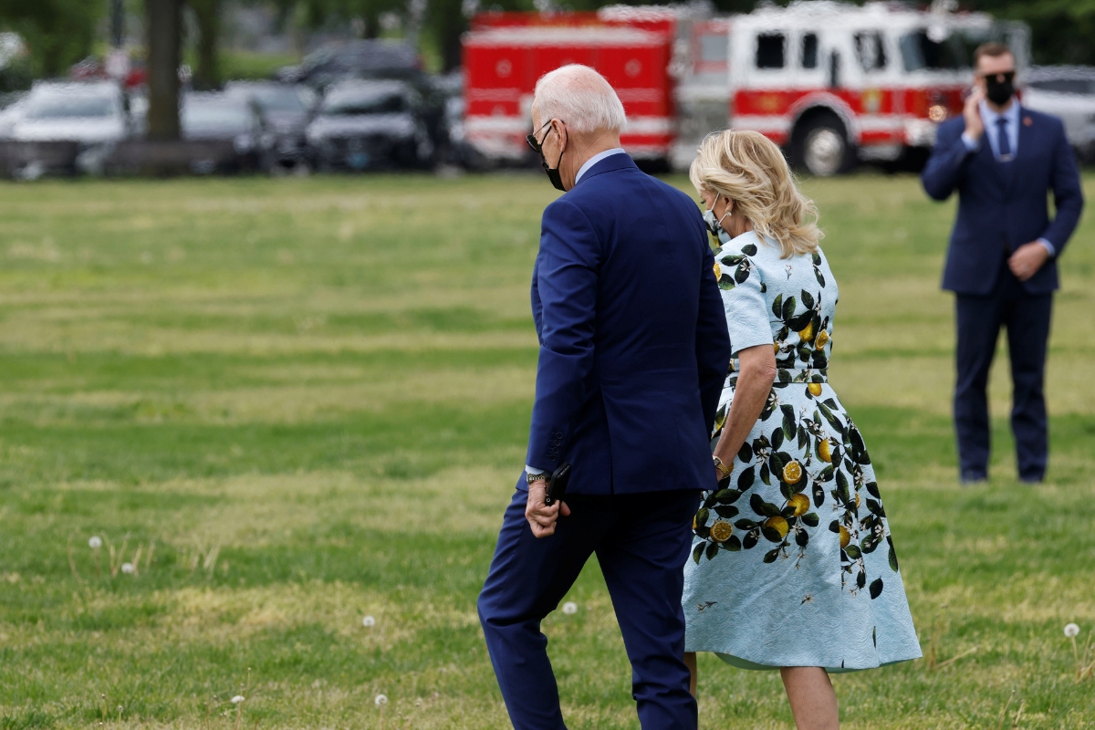 Jill y Joe continuaron su camino hacia el helicóptero y al subir los fotógrafos capotaron que la primera dama aun llevaba en su mano el diente de león Jill y Joe continuaron su camino hacia el helicóptero y al subir los fotógrafos capotaron que la primera dama aun llevaba en su mano el diente de león