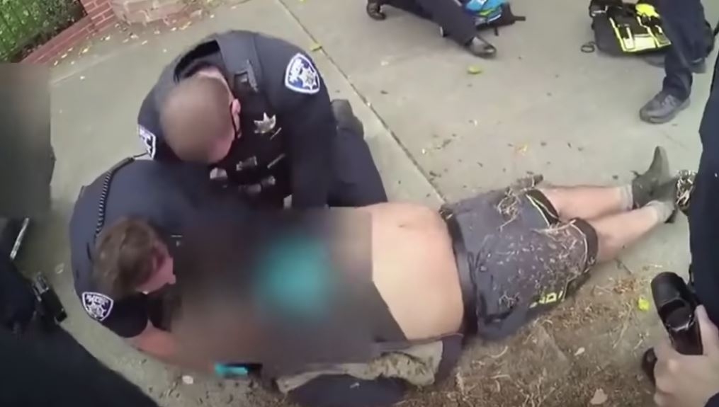Policías intentar reanimar a González. Policías intentar reanimar a González.