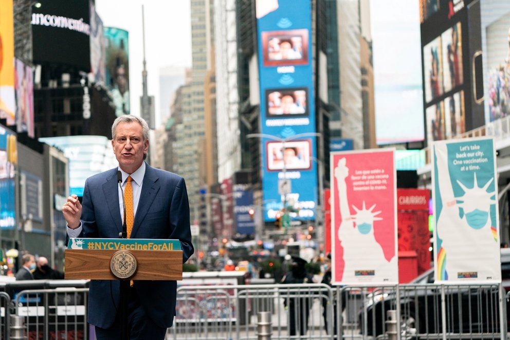 Bill DeBlasio dando un discurso en Boradway Bill DeBlasio dando un discurso en Boradway
